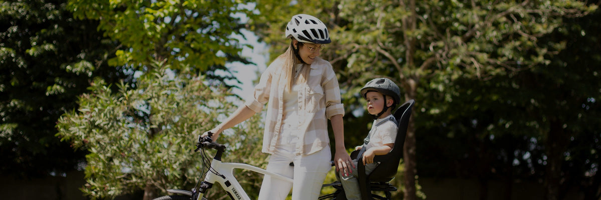 Maman et enfant à vélo avec un siège vélo enfant arrière Polisport Groovy