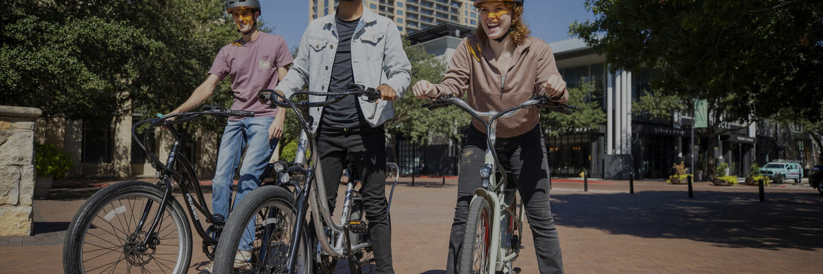 Trois cyclistes en ville équipés d'intercoms Sena