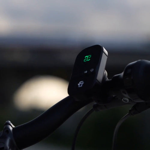 Alarme vélo Baltee B01 Smartfix sur un guidon de vélo en ville