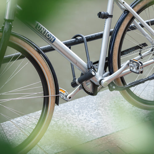 Vélo de ville attaché avec un antivol U AXA Newton