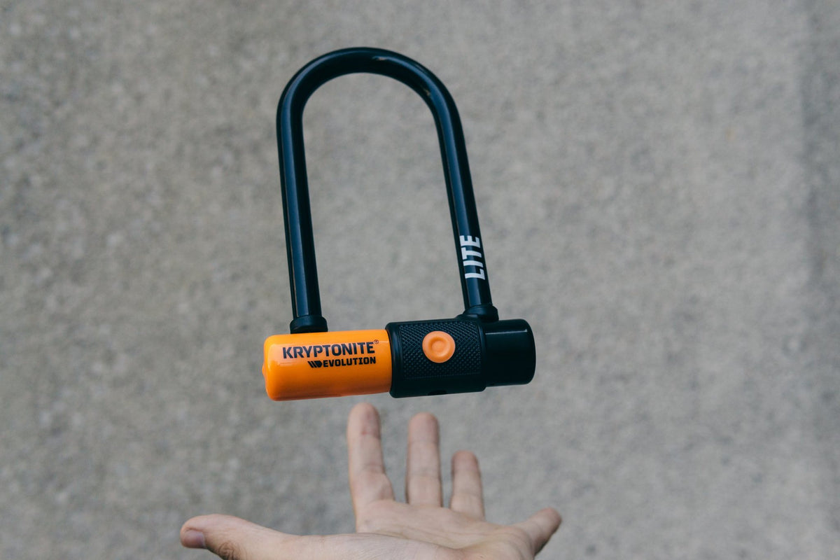 Evolution Lite Mini-6 verrouillé sur un vélo en ville