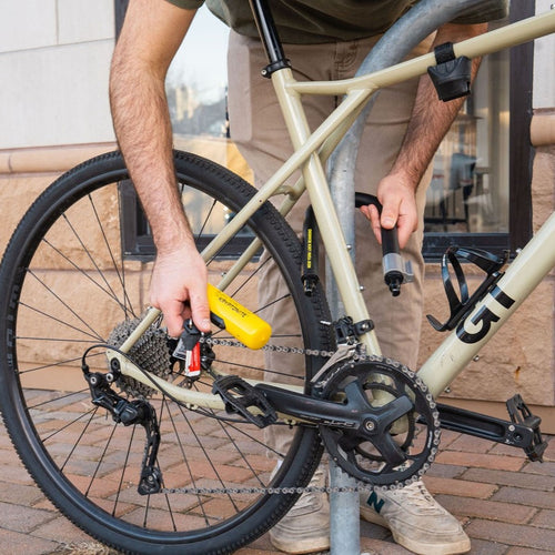 Cycliste qui attache son vélo avec un antivol U Kryptonite New York Diamond