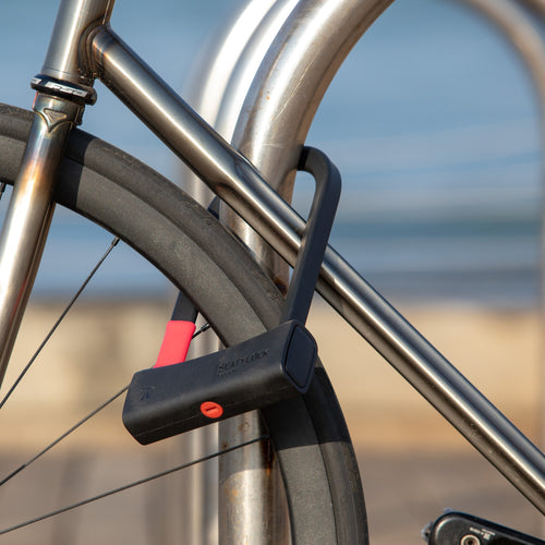 Antivol U Seatylock Mason verrouillé sur un arceau vélo