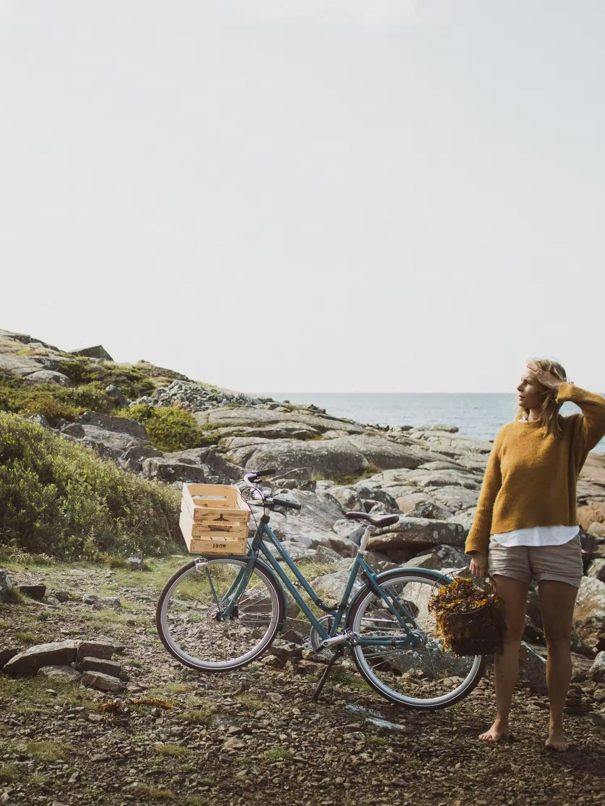 Pause en bord de mer avec un vélo équipé d'une caisse avant, photo AtranVelo