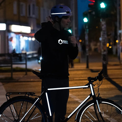 Cycliste à Berlin la nuit, vélo équipé des stickers réfléchissants REFLECTIVE Berlin Stripes