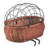 Grille de protection pour panier à chien Basil – Pluto, dôme en treillis – le dome Pluto en place sur un panier a chien en osier