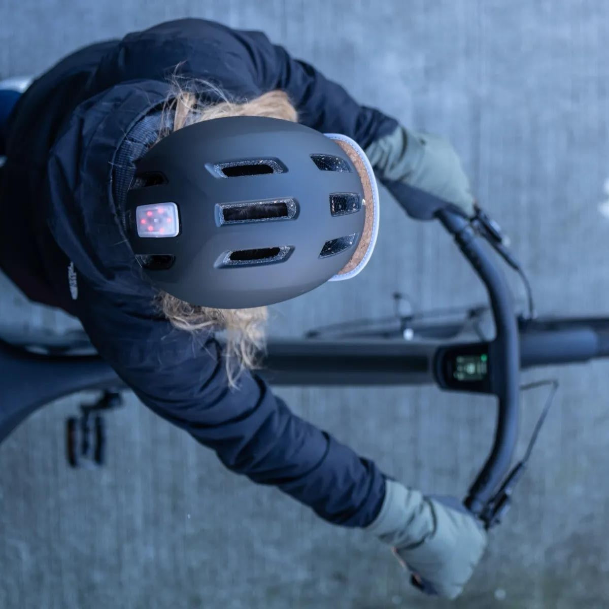 Casque vélo électrique BBB GridECO vu de dessus avec son feu arrière LED