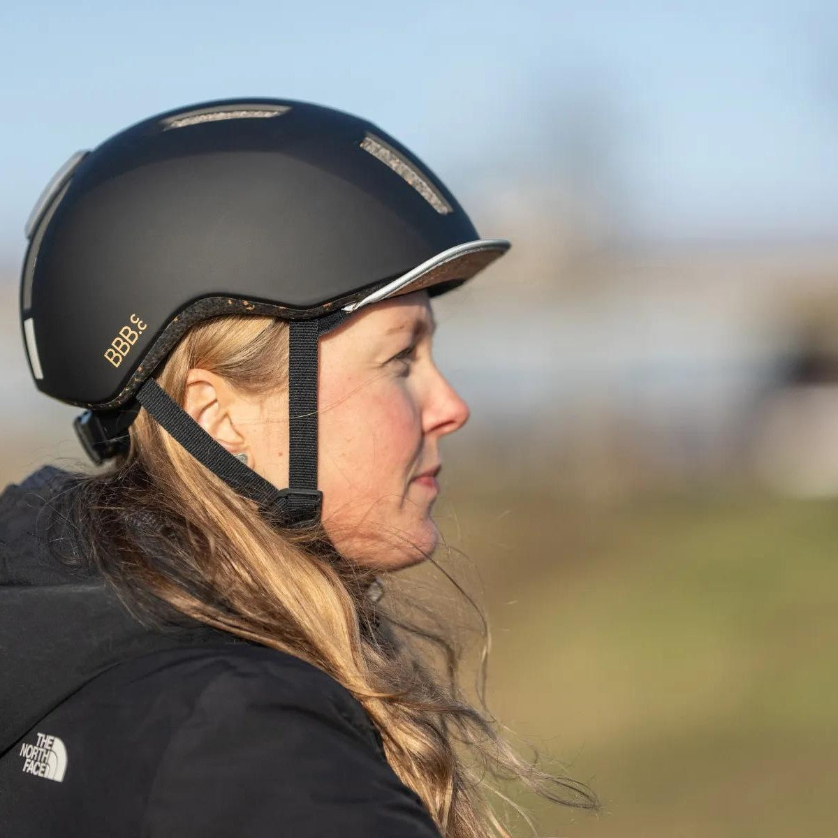 Casque vélo électrique BBB GridECO porté, visière en liège