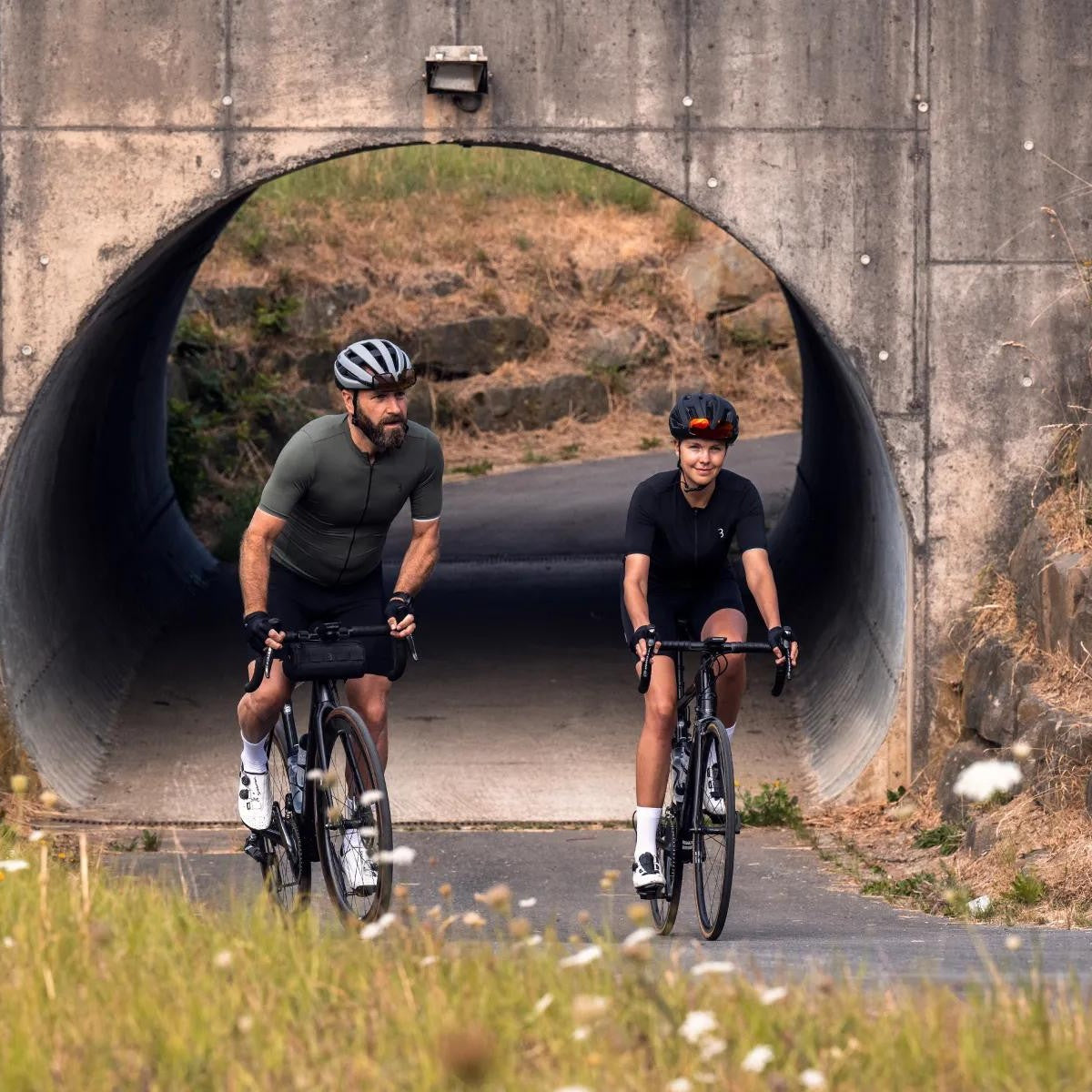 Cyclistes sortant d'un tunnel avec des casques BBB Maestro