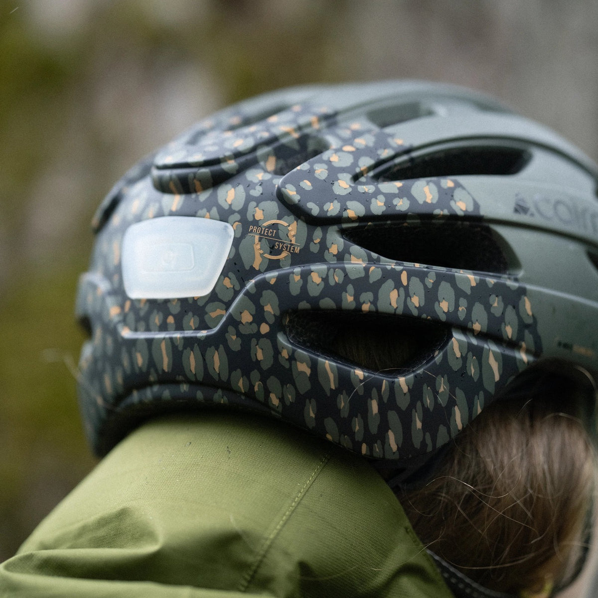Casque vélo Cairn Fusion vu de dos avec son éclairage arrière