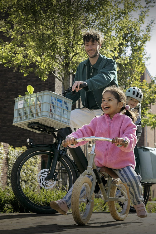 Caisse vélo Basil en plastique recyclé sur le porte-bagages avant, en ville