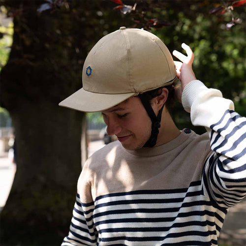 Casque casquette Neoca beige porté, réglage de la jugulaire