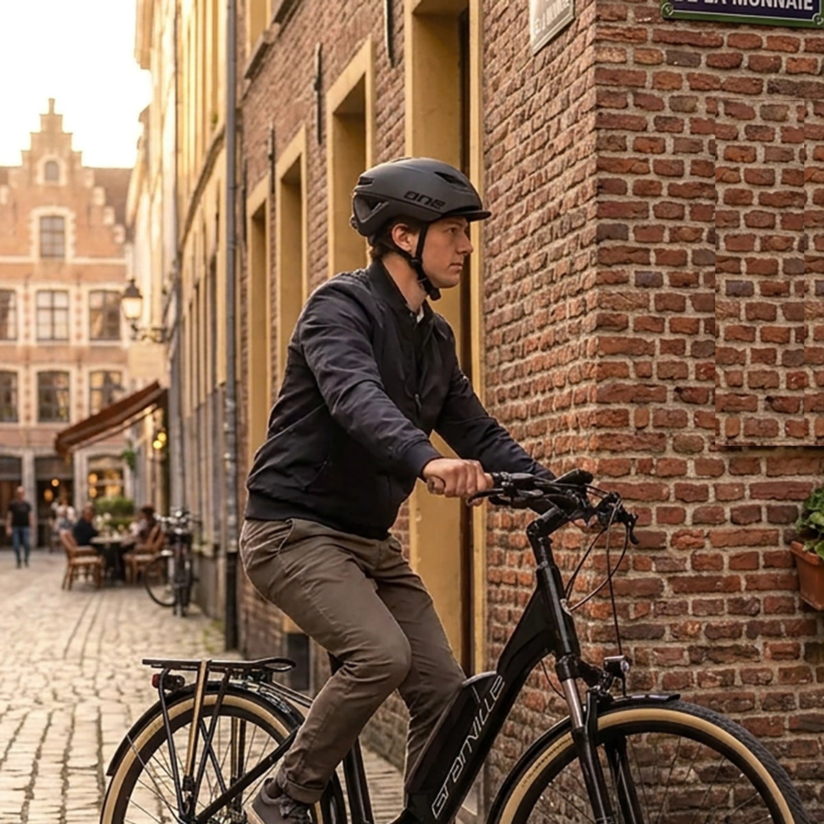 Cycliste urbain avec le casque ONE Crossride