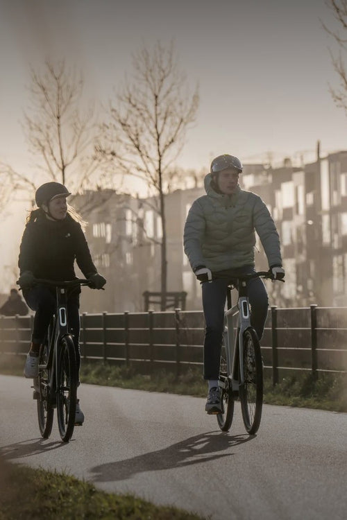 Casque vélo électrique BBB GridECO porté à vélo en ville sur une piste cyclable