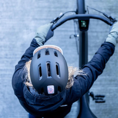 Casque vélo électrique BBB GridECO porté à vélo, feu arrière allumé