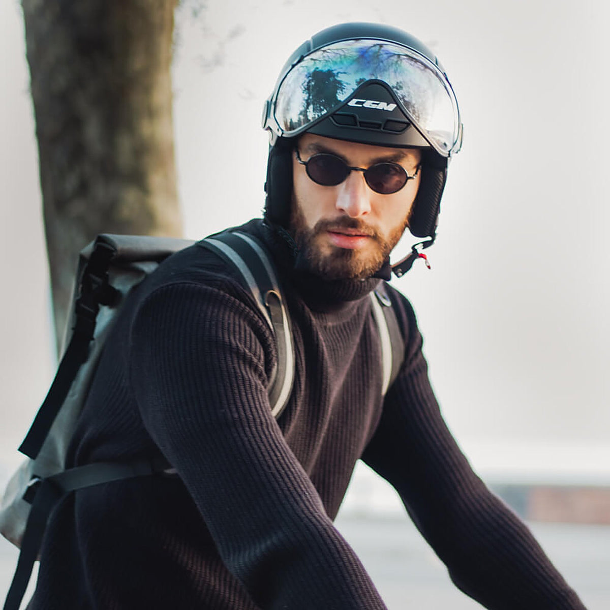 Cycliste avec le casque CGM Ebi Mono et sa visière