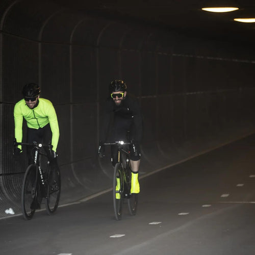 Éclairage avant vélo BBB Spirit allumé dans un tunnel de nuit