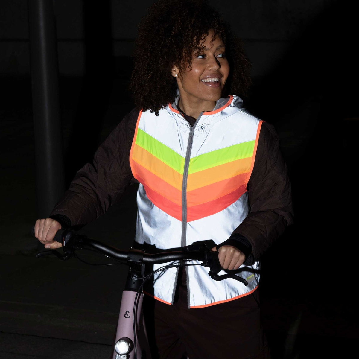 Gilet réfléchissant GOFLUO Darkflow porté à vélo de nuit