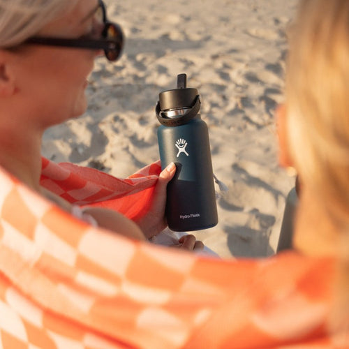Gourde isotherme Hydro Flask Wide Mouth Flex Straw noire en main