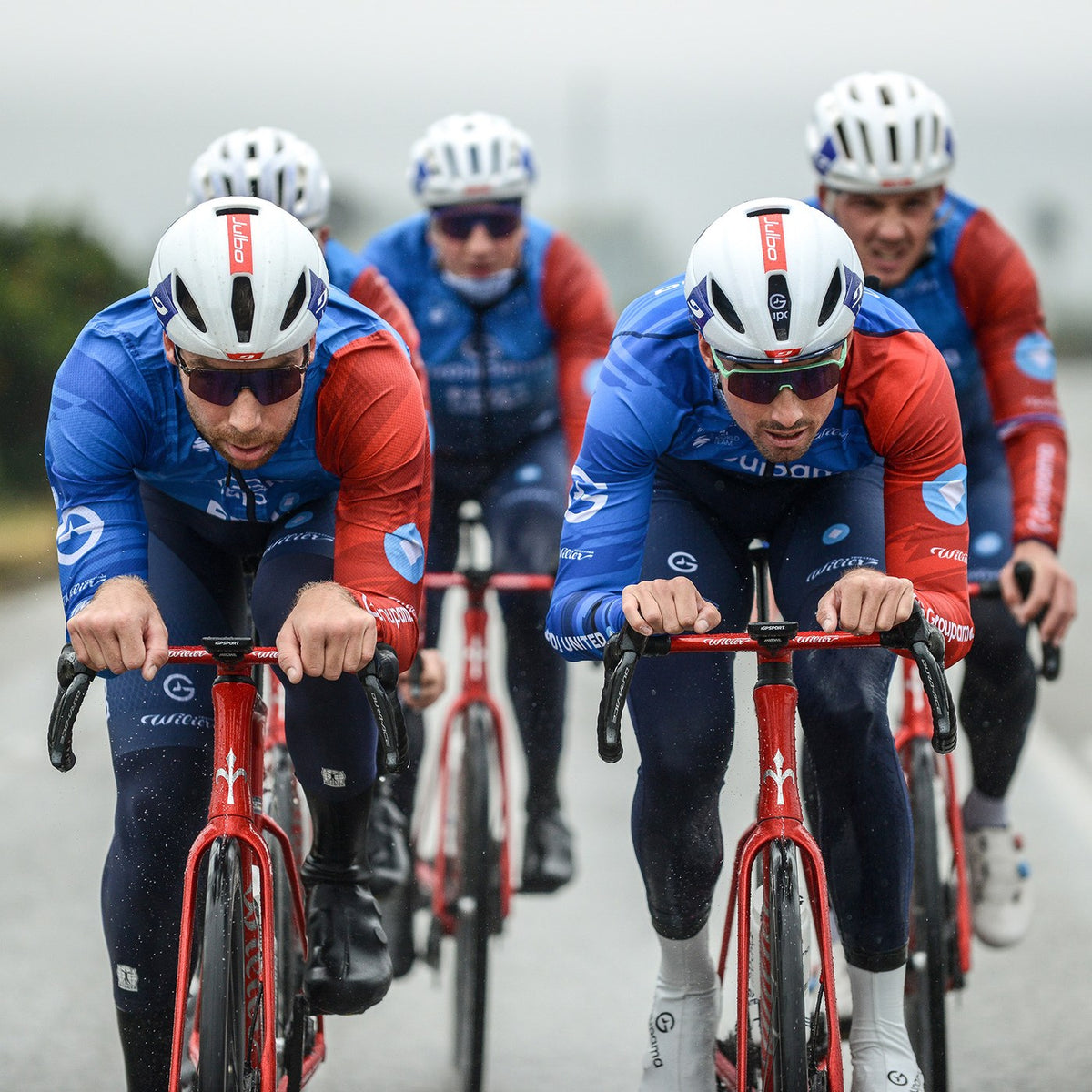 Cyclistes équipés de compteurs iGPSPORT sur une route mouillée