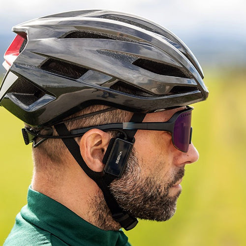 Cycliste portant l'intercom Sena pi sur les sangles du casque