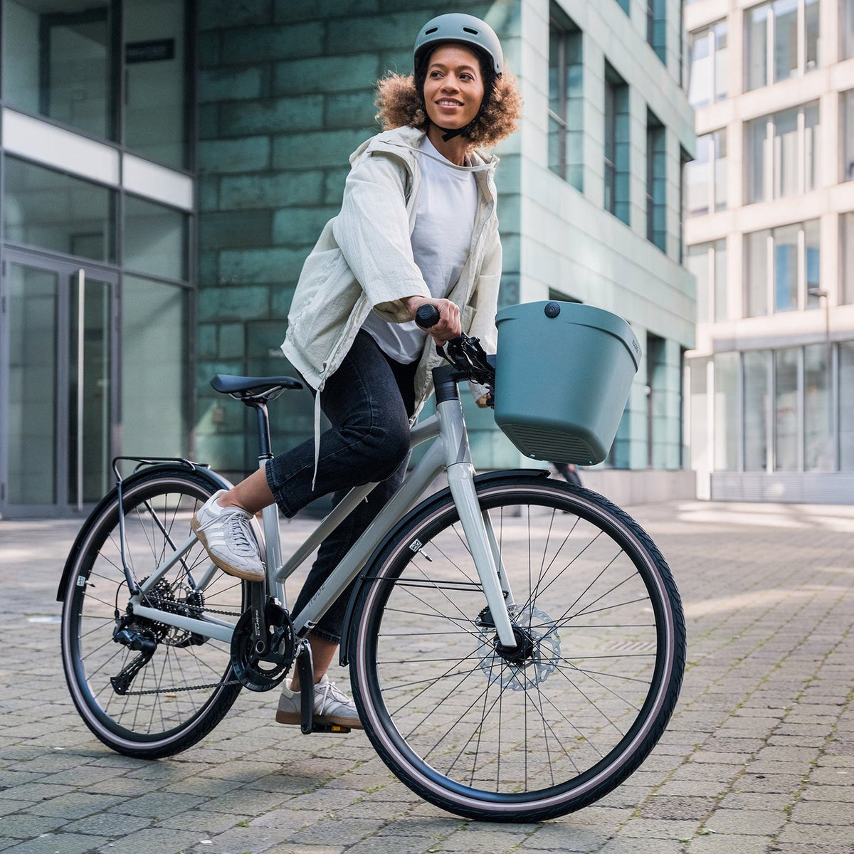 Cycliste en ville avec le panier vélo KLICKfix Mio Basket fixé au guidon