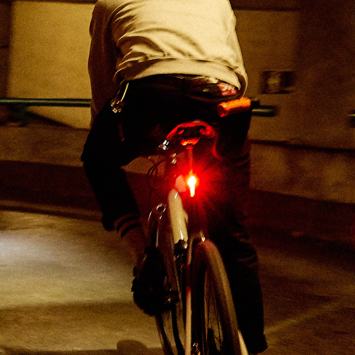 Cycliste de nuit avec l'éclairage arrière Kryptonite Incite allumé