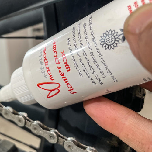 Lubrification d'une chaîne de vélo avec la cire Flowerpower Wax Effetto Mariposa