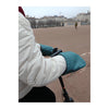 Manchons trottinette Suzon & Suzette - Paulette – Vert Thym – la main glissée dans le manchon
