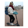 Manchons trottinette Suzon & Suzette - Paulette – Vert Thym – portés sur le guidon d'une trottinette