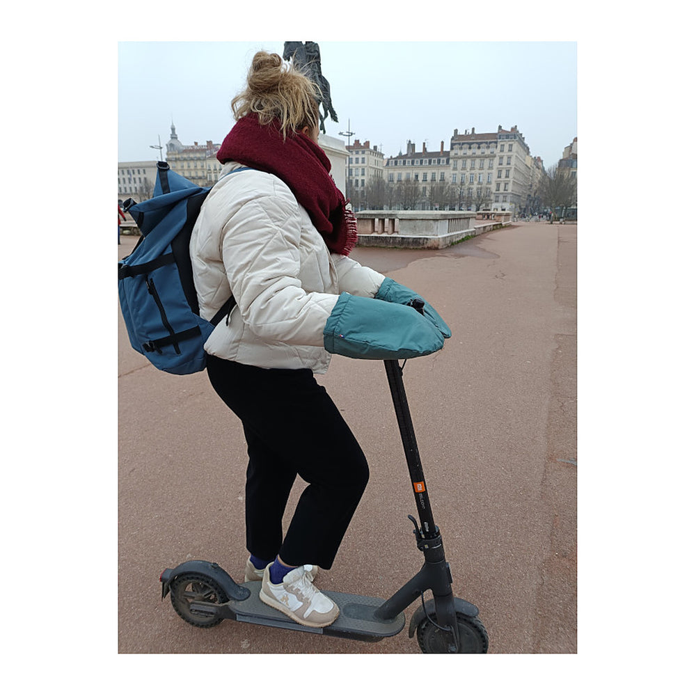 Manchons trottinette Suzon & Suzette - Paulette – Vert Thym – portés sur le guidon d'une trottinette