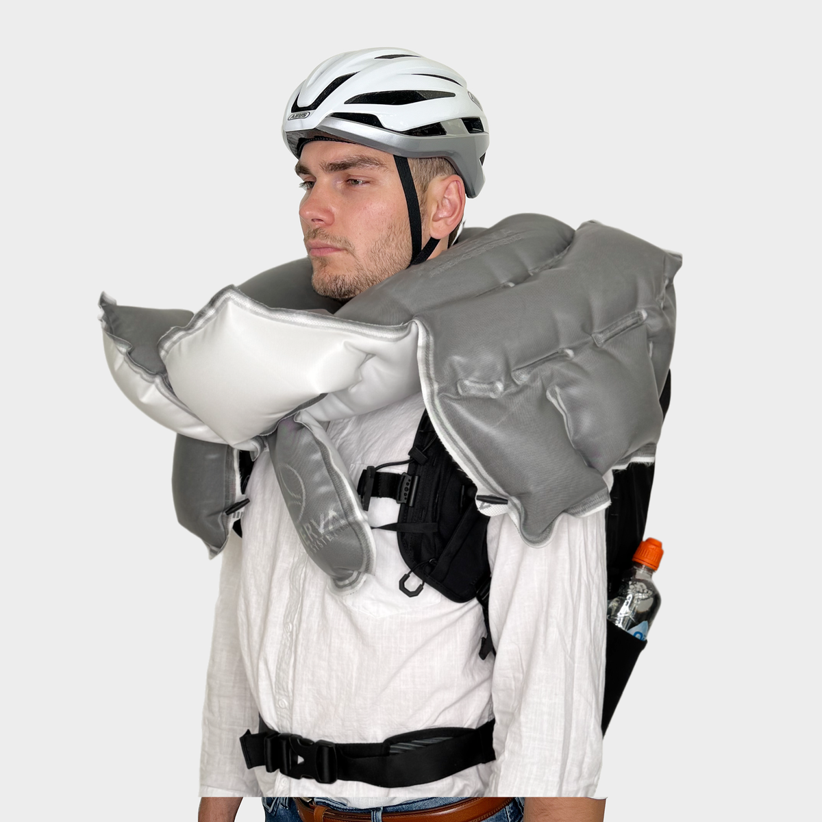 Airbag du sac MASE Airding Cargo AirRide gonflé autour du cou et des épaules