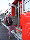 Sac de voyage Mero Mero Mini Smögen Blossom Pink / Black porté dos en train
