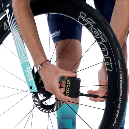 Mini pompe électrique CYCPLUS AS2 Ultra en train de gonfler un pneu de vélo