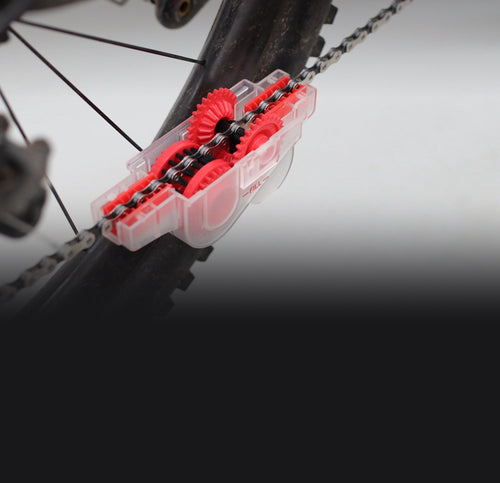 Nettoyeur de chaîne Mangiacatena Effetto Mariposa posé sur la chaîne d'un vélo
