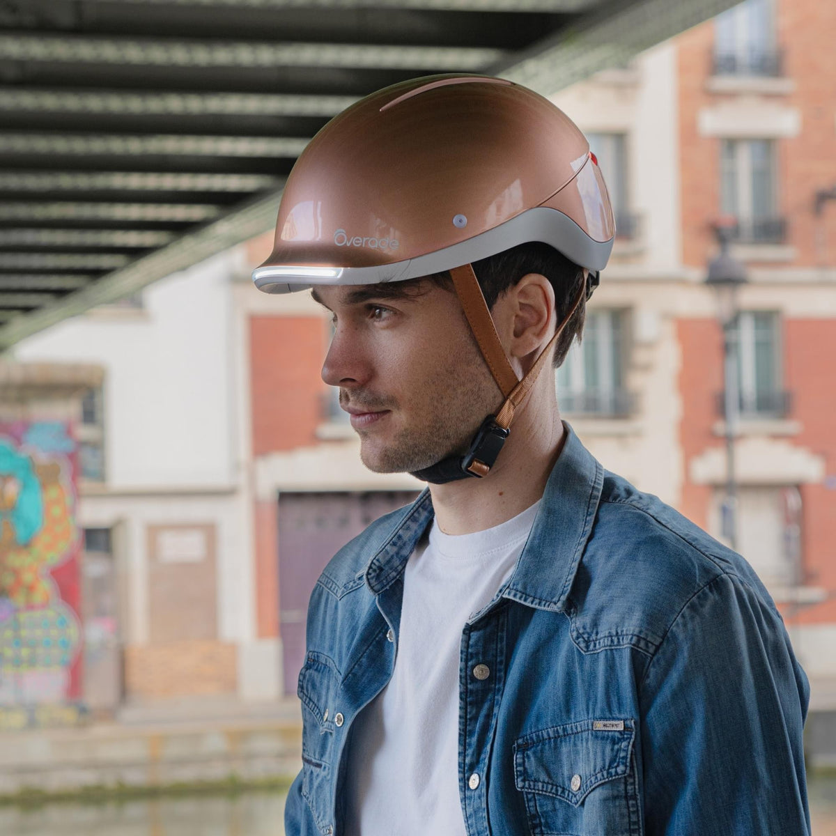 Casque vélo lumineux Overade Life porté en ville à Paris