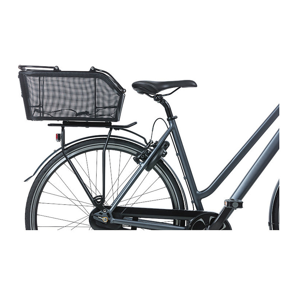 Panier arrière vélo Basil Cento Tech Fiber Nordlicht MIK 21 L coloris Noir – vu de l arriere du velo