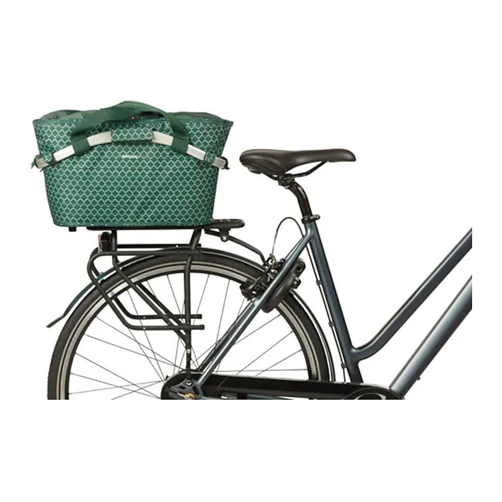 Panier arrière vélo Basil Flair Carry All MIK 22 L coloris Vert – monte sur le porte-bagages d un velo