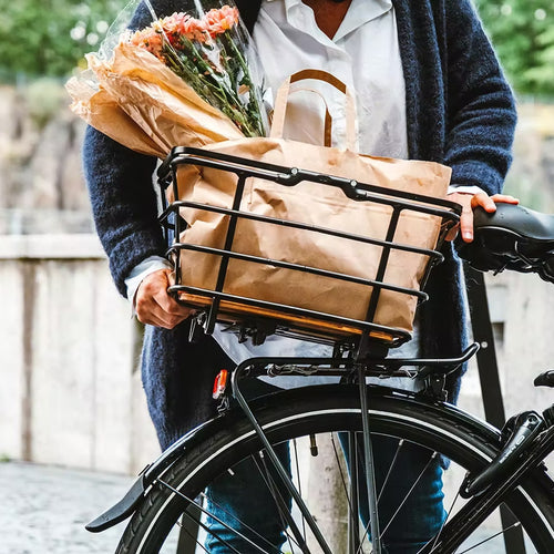 Panier Atran Velo Epic Shopper AVS rempli de courses sur un vélo en ville