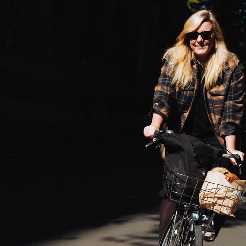 Panier avant Pelago Rasket chargé de pain et d'un sac, porté à vélo en ville
