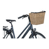 Panier avant vélo Basil Bremen Rattan Look KF 27 L coloris Seagrass – monte sur le guidon d un velo de ville