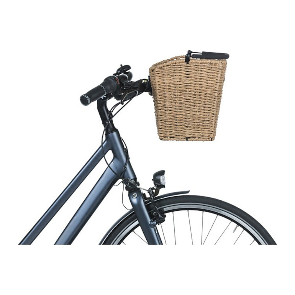 Panier avant vélo Basil Bremen Rattan Look KF 27 L coloris Seagrass – vue rapprochee sur le guidon