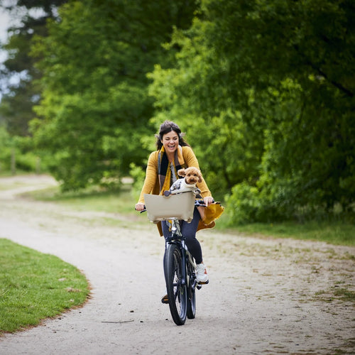 Cycliste avec son chien dans le panier avant Basil Buddy