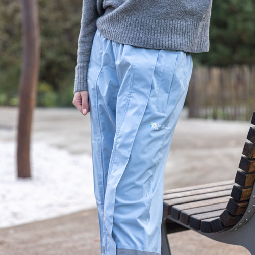 Pantalon de pluie Hello Rain Premium bleu clair porté