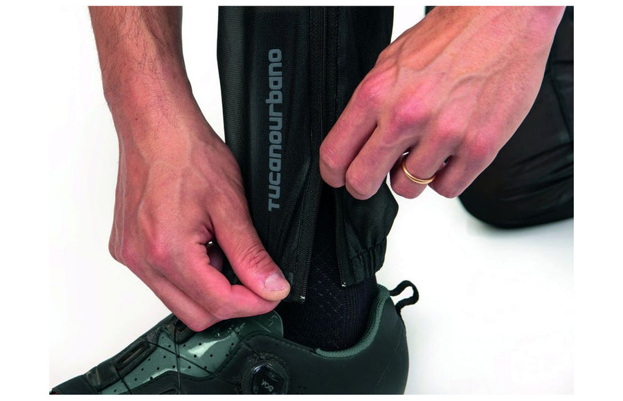 Couvre-chaussures etanche extractible sorti du bas de jambe, pantalon Tucano Urbano Nano Rain Corsa