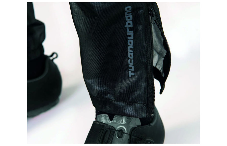 Bas de jambe zippe sur une chaussure de velo, Tucano Urbano Nano Rain Corsa