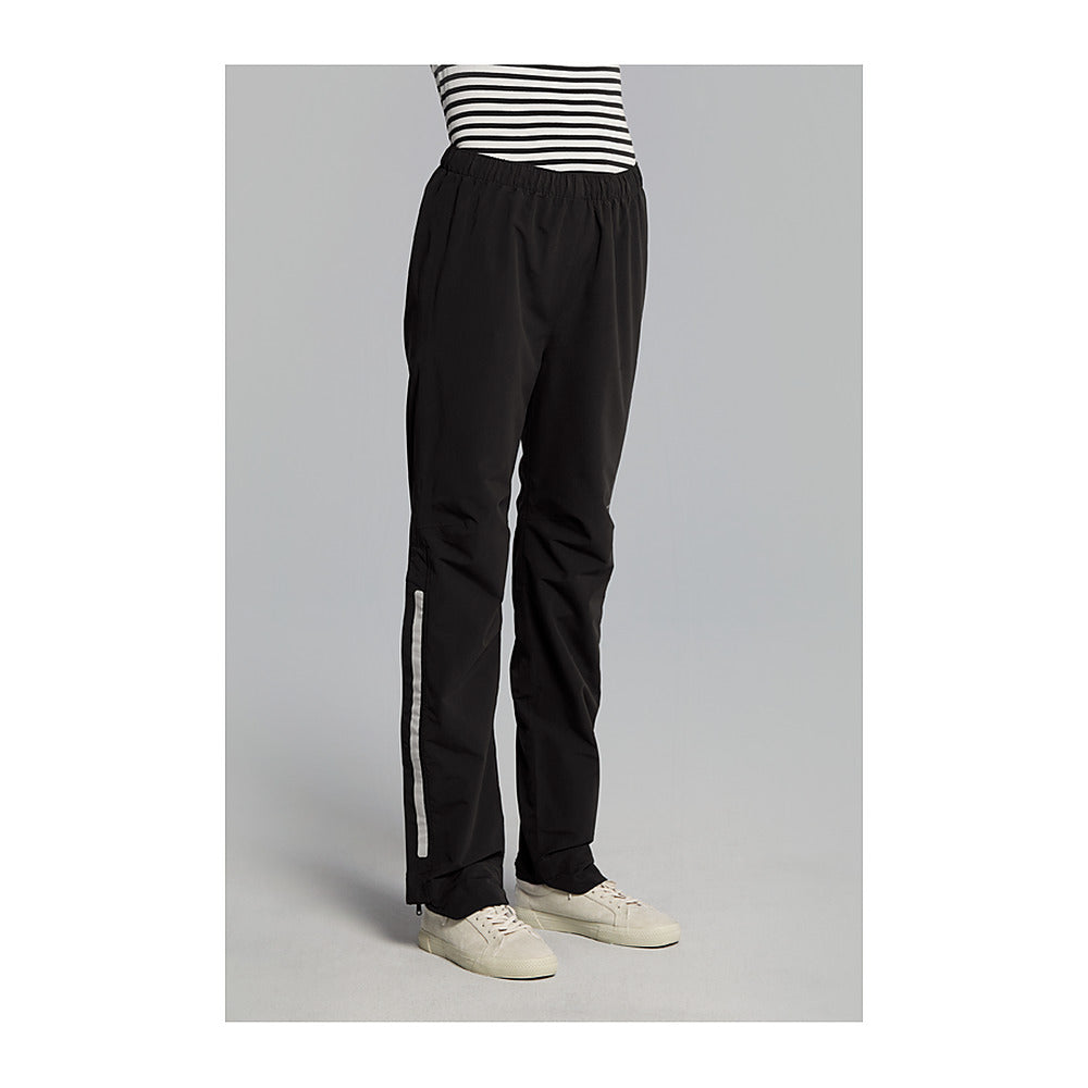 Pantalon de pluie vélo Basil Mosse femme coloris Noir Jais - porte par une cycliste