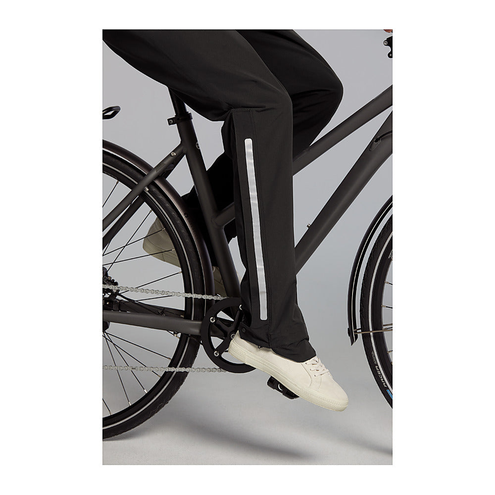 Pantalon de pluie vélo Basil Mosse femme coloris Noir Jais - en action a velo