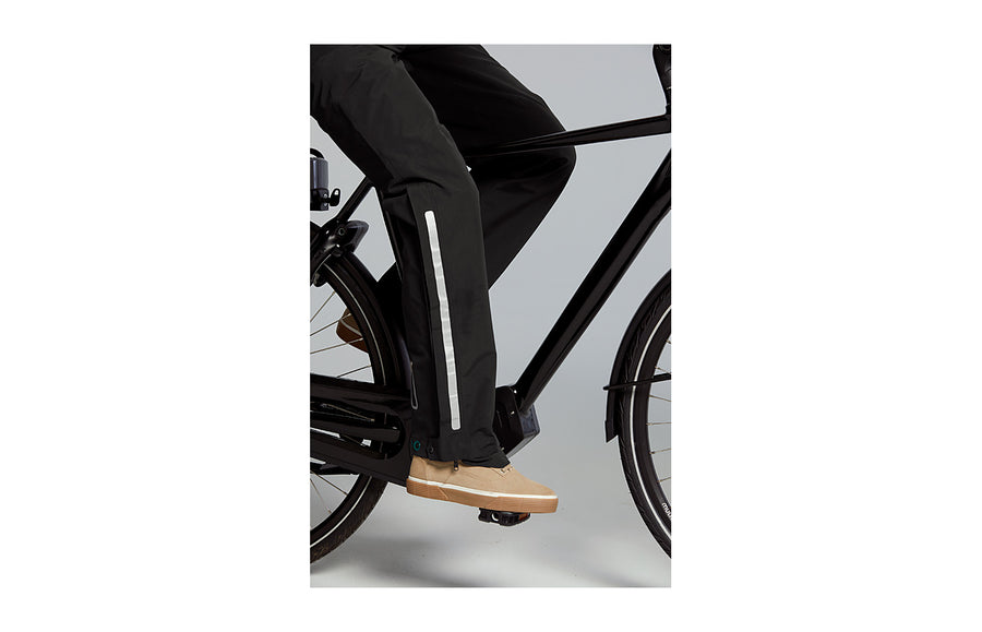 Pantalon de pluie Basil Mosse homme en action a velo