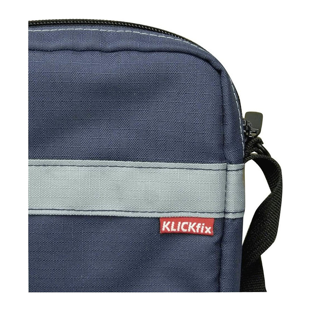Petite sacoche vélo KlickFix Babs 1,1 L – Bleu marine – le detail de la bande reflechissante et du logo